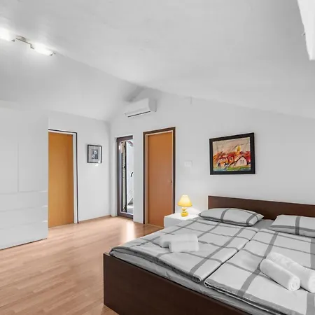 Falcon Apartment Funtana